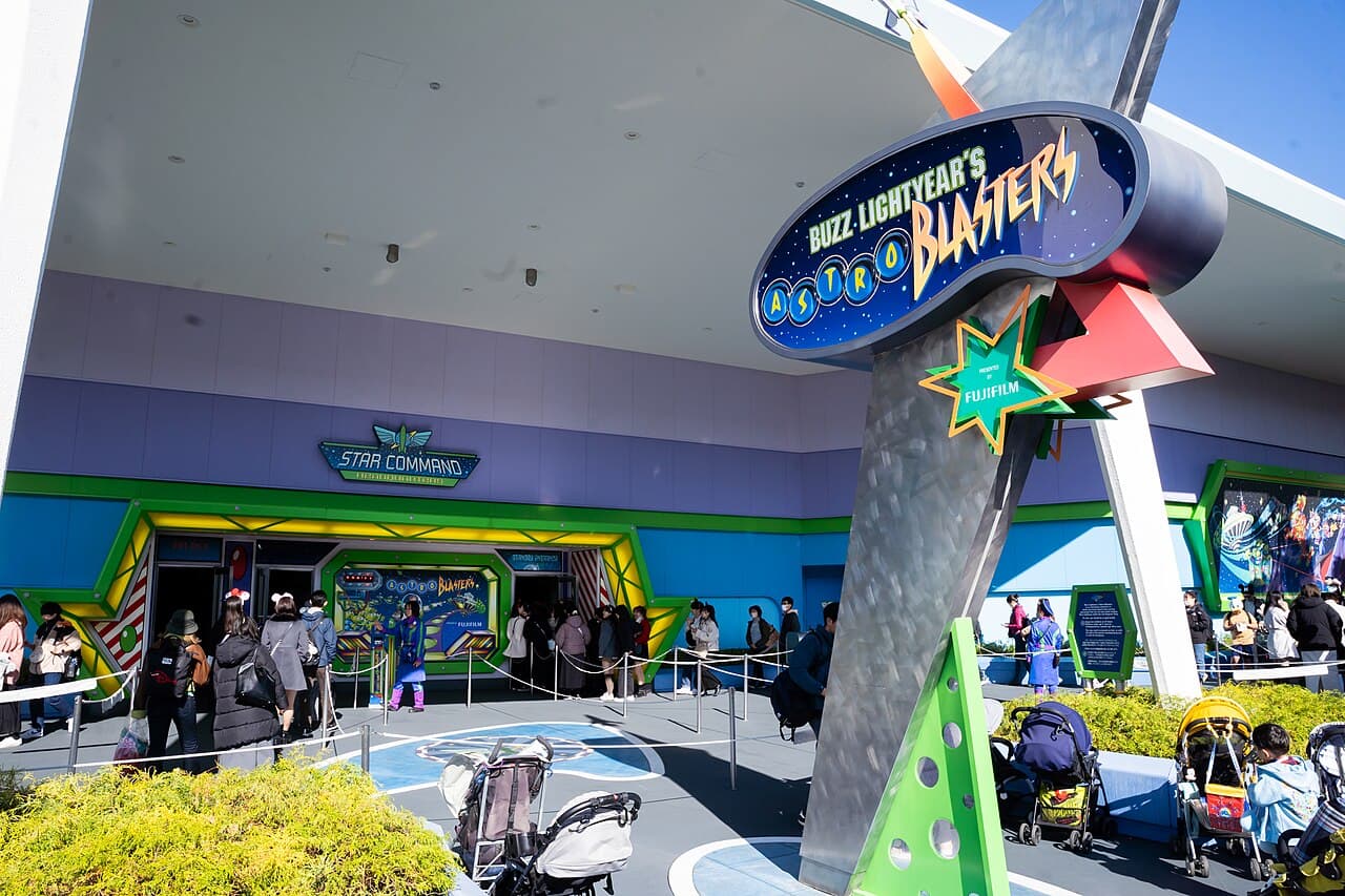東京ディズニーランドのトゥモローランドにあった「バズ・ライトイヤーのアストロブラスター」の入口。紫と緑の建物と、ロゴの看板
